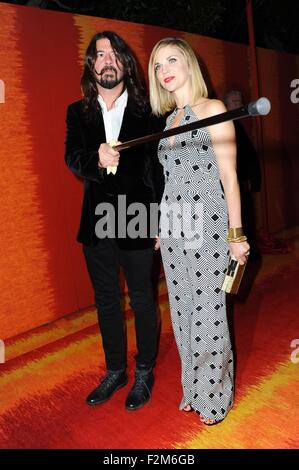 David Grohl, Jordyn Blum al dopo-party per HBO Post-Emmy Awards Reception 2015, Plaza al Pacific Design Center di Los Angeles, CA il 20 settembre 2015. Foto di: Sara Cozolino/Everett Collection Foto Stock