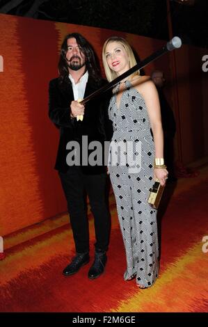 David Grohl, Jordyn Blum al dopo-party per HBO Post-Emmy Awards Reception 2015, Plaza al Pacific Design Center di Los Angeles, CA il 20 settembre 2015. Foto di: Sara Cozolino/Everett Collection Foto Stock