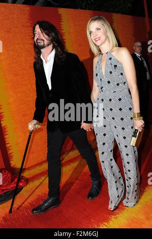 David Grohl, Jordyn Blum al dopo-party per HBO Post-Emmy Awards Reception 2015, Plaza al Pacific Design Center di Los Angeles, CA il 20 settembre 2015. Foto di: Sara Cozolino/Everett Collection Foto Stock