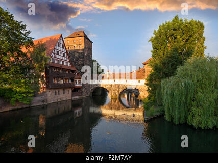 Germania, Norimberga, wine bar e alla torre d'acqua al fiume Pegnitz Foto Stock