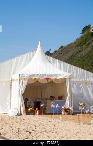 Wedding marque marquee preparati a Bournemouth Beach nel mese di settembre Foto Stock