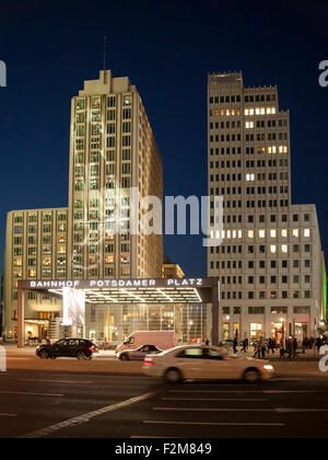 Germania, Berlino, vista illumina Ritz Carlton Hotel e Centro Beisheim a Potsdam Square Foto Stock