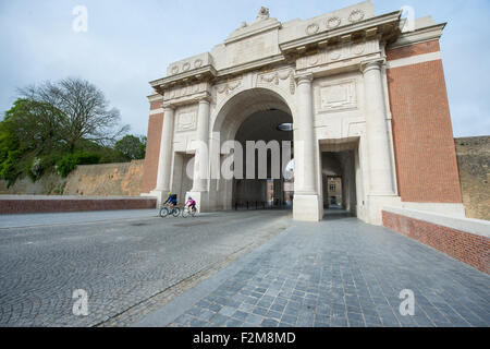 Il famoso Menin Gate Memorial alla Prima Guerra Mondiale morto a Ypres, Belgio Foto Stock