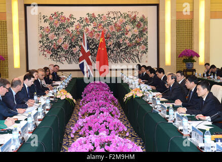 Pechino, Cina. Xxi Sep, 2015. Chinese Vice Premier Ma Kai e il Cancelliere dello scacchiere britannico George Osborne co-presidenza il 7° China-Britain un dialogo economico e finanziario (EFD), a Pechino, capitale della Cina, Sett. 21, 2015. © Zhang Ling/Xinhua/Alamy Live News Foto Stock