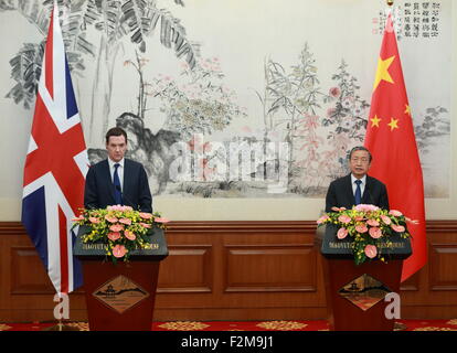 Pechino, Cina. Xxi Sep, 2015. Chinese Vice Premier Ma Kai (R) e il Cancelliere dello scacchiere britannico George Osborne partecipare ad una conferenza stampa congiunta a Pechino Capitale della Cina, Sett. 21, 2015. Ma Kai e George Osborne lunedì co-presieduto la settima China-Britain un dialogo economico e finanziario (EFD) a Pechino. © Ding Hai-tao/Xinhua/Alamy Live News Foto Stock