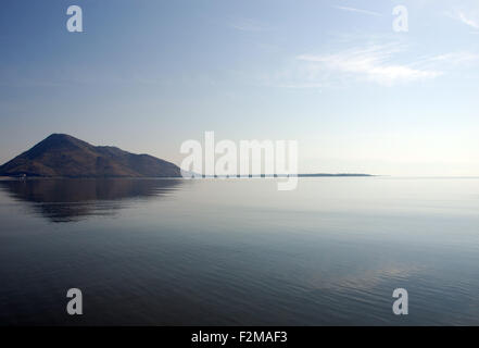 Una montagna a lato del Lago di Scutari è riflessa nelle acque del lago più grande nei Balcani Foto Stock