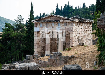 Il Tesoro Ateniese nel sito archeologico di Delfi in Grecia Foto Stock