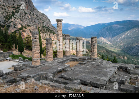 Il Tempio di Apollo nel sito archeologico di Delfi in Grecia Foto Stock