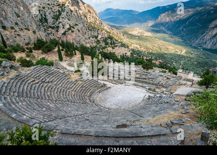 Il teatro antico nel sito archeologico di Delfi in Grecia Foto Stock