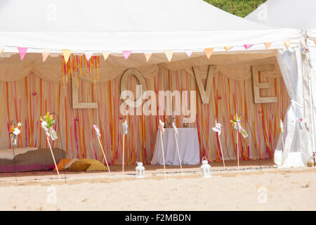 Wedding marque marquee preparati a Bournemouth Beach nel mese di settembre Foto Stock