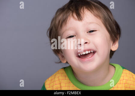 Un felice 3 anno vecchio giapponese/ragazzo caucasico sorridente. Foto Stock