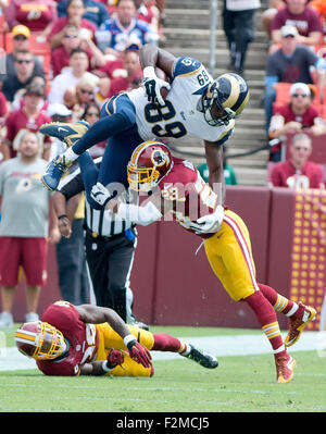Louis Rams manualmente l'estremità Jared Cook (89) va in volo per evitare di affrontare da Washington Redskins cornerback DeAngelo Hall (23) nel primo trimestre azione a FedEx in campo Landover, Maryland, Domenica, 20 settembre 2015. Credito: Ron Sachs/CNP - nessun filo SERVICE - Foto Stock