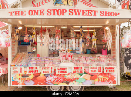 Negozio di dolci in stallo in un luna park. Foto Stock