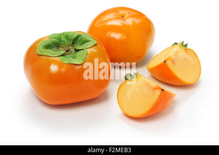 Kaki jiro, persimmon giapponese su sfondo bianco Foto Stock