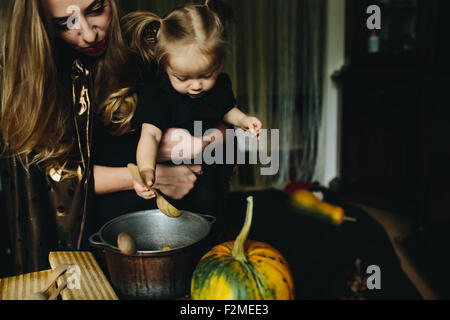 Madre e figlia insieme giocando a casa Foto Stock