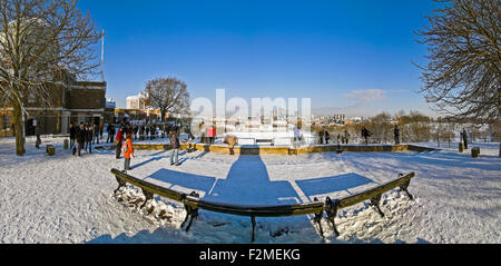 Panoramica orizzontale (3 picture stitch) di Greenwich Park nella neve con la casa della regina, Greenwich National Maritime Museum Foto Stock