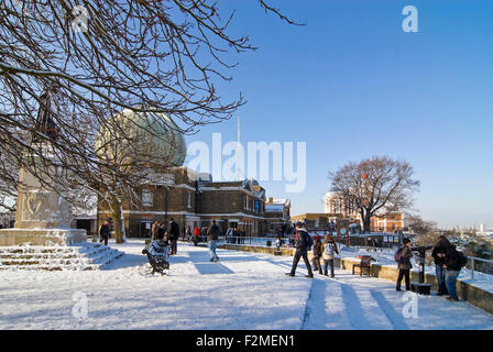 Vista orizzontale dell Osservatorio Reale di Greenwich e la statua del generale James Wolfe nella neve a Greenwich Park. Foto Stock