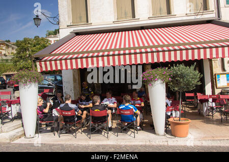 I ciclisti avente una pausa caff in un bar nel centro di Asolo