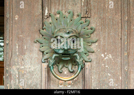 Il Santuario respingente sul porta nord di Durham Cathedral Durham, Inghilterra, Regno Unito. Questa è la replica del respingente originale. Foto Stock