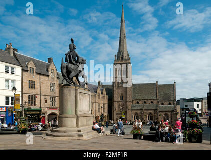 Statua del terzo Marchese di Londonderry e la chiesa di San Nicola, Market Place, Durham City, England, Regno Unito Foto Stock