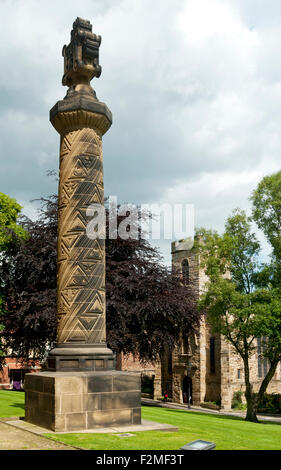 Colonna di pietra di fronte alla Durham Heritage Centre e Museo, Nord Bailey, Durham City, England, Regno Unito Foto Stock