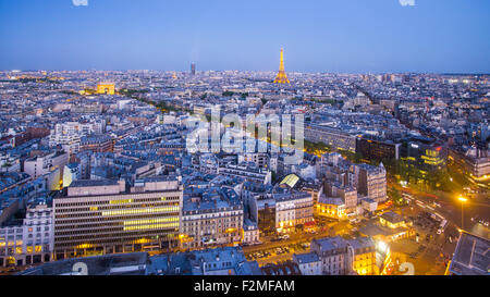 Paris skyline della città, l'Arco di Trionfo e la Torre Eiffel, vista sopra i tetti di Parigi, Francia, Europa Foto Stock