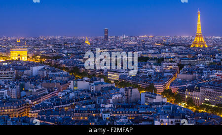 Paris skyline della città, l'Arco di Trionfo e la Torre Eiffel, vista sopra i tetti di Parigi, Francia, Europa Foto Stock