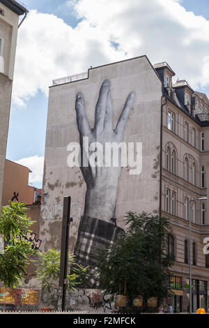 Dita incrociate graffiti sul muro di casa nel centro di Berlino Foto Stock