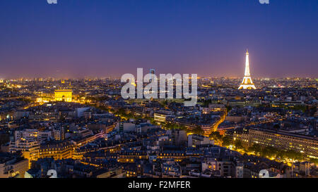 Paris skyline della città, l'Arco di Trionfo e la Torre Eiffel, vista sopra i tetti di Parigi, Francia, Europa Foto Stock