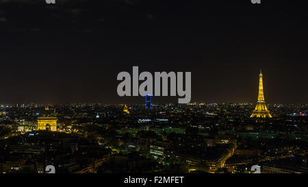 Paris skyline della città, l'Arco di Trionfo e la Torre Eiffel, vista sopra i tetti di Parigi, Francia, Europa Foto Stock