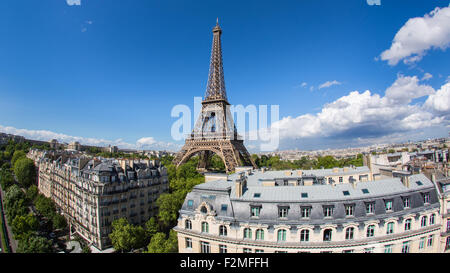 Torre Eiffel, vista sopra i tetti di Parigi, Francia, Europa Foto Stock