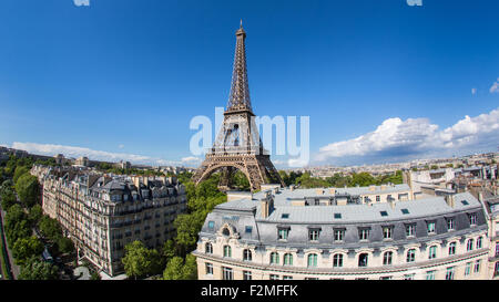 Torre Eiffel, vista sopra i tetti di Parigi, Francia, Europa Foto Stock