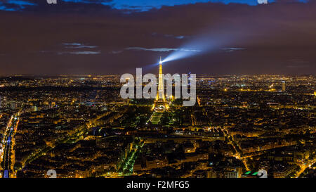 Elevata vista notturna della Torre Eiffel, skyline della città e La Defense skyscrapper distretto a distanza, Parigi, Francia, Europa Foto Stock