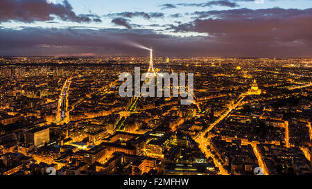 Vista in elevazione della Torre Eiffel, skyline della città e La Defense skyscrapper distretto a distanza, Parigi, Francia, Europa Foto Stock