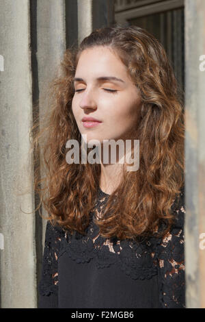 Ragazza godendo il sole sul suo viso Foto Stock