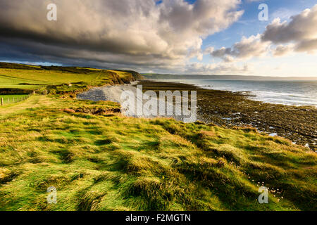 Gamma Cornborough dalla scogliera Cornborough sulla North Devon Coast vicino Abbotsham, Inghilterra. Foto Stock