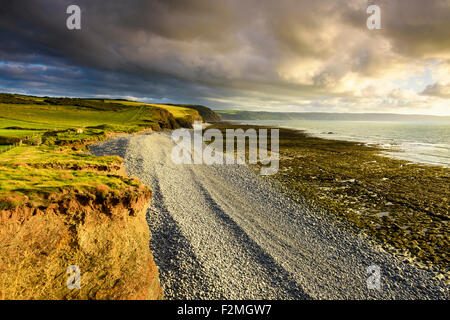 Gamma Cornborough dalla scogliera Cornborough sulla North Devon Coast vicino Abbotsham, Inghilterra. Foto Stock