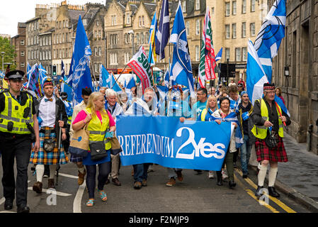 Un rally dal SNP sostenitori per il primo anniversario della indipendenza scozzese Referendum chiamando per un secondo referendum. Foto Stock