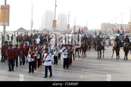 Sindh personale di polizia e i membri della società civile sono in possesso di una pace a piedi passando attraverso la strada vicino a Clifton Beach di Karachi lunedì 21 settembre, 2015. Durante la passeggiata di polizia Sindh musicali della band hanno suonato brani di pace mentre i partecipanti cantano slogan contro gli assassini del bersaglio, estorsione mafia e terra di mafie di Karachi. Foto Stock