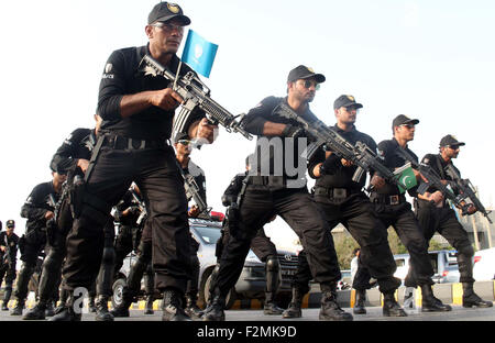 Sindh polizia commandos partecipano in pace a piedi mentre Sindh personale di polizia e i membri della società civile sono in possesso di una pace a piedi passando attraverso la strada vicino a Clifton Beach di Karachi lunedì 21 settembre, 2015. Durante la passeggiata di polizia Sindh musicali della band hanno suonato brani di pace mentre i partecipanti cantano slogan contro gli assassini del bersaglio, estorsione mafia e terra di mafie di Karachi. Foto Stock