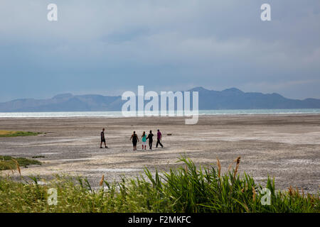 Salt Lake City, Utah - la gente camminare sul sale appartamenti a bordo del grande lago salato. Foto Stock