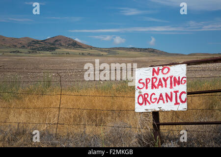 Promontorio, Utah - un segno ad un agricoltore del campo mette in guardia contro la spruzzatura perché la fattoria è organico. Foto Stock