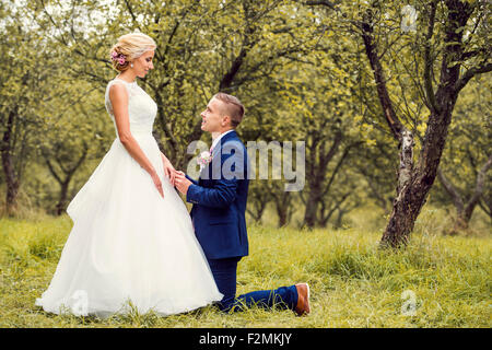 Bella giovane coppie in viaggio di nozze al di fuori nella natura Foto Stock