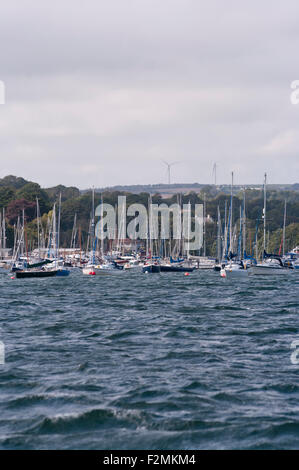 Yacht Ormeggiato sul fiume Fal all'ingresso Mylor Yacht Harbor Cornwall Inghilterra REGNO UNITO Foto Stock