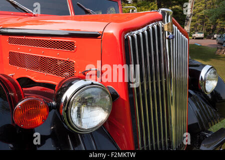 Rosso e nero Ford/White Motor Company antique autobus turistico parcheggiata vicino a Glacier Park Lodge, Montana, USA Foto Stock