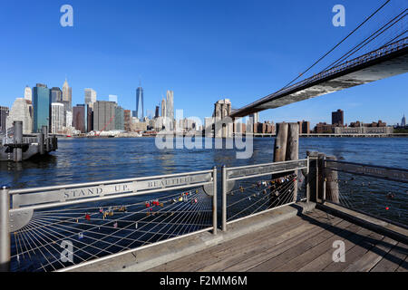 Il Ponte di Brooklyn, guardando ad ovest verso Manhattan da Fulton Landing park Brooklyn Foto Stock