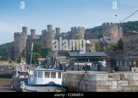 Conwy Castle e Quay Conwy North Wales UK Foto Stock