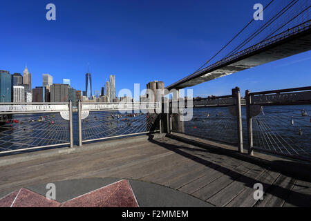 Il Ponte di Brooklyn guardando ad ovest verso Manhattan da Fulton Landing park Brooklyn Foto Stock