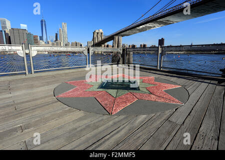 Il Ponte di Brooklyn guardando ad ovest verso Manhattan da Fulton Landing park Brooklyn Foto Stock