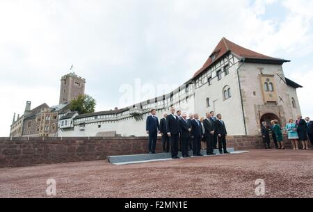 Eisenach, Germania. Xxi Sep, 2015. Foto di gruppo europeo dei presidenti nella parte anteriore del castello di Wartburg a Eisenach, Germania, 21 Settembre 2015: (riga superiore, L-R) Presidenti Andrzej Duda (Polonia), Sergio Mattarella (Italia), Borut Pahor (Slovenia), Sauli Niinisto (Finlandia), Marie Louise Coleiro Preca (Malta), Raimonds Vejonis (Lettonia), (riga inferiore, L-R) Toomas Hendrik Ilves (Estonia), Heinz Fischer (Austria), Joachim Gauck (Germania), Anibal Cavaco Silva (Portogallo) e Rosen Plevneliev (Bulgaria). Credito: dpa picture alliance/Alamy Live News Foto Stock